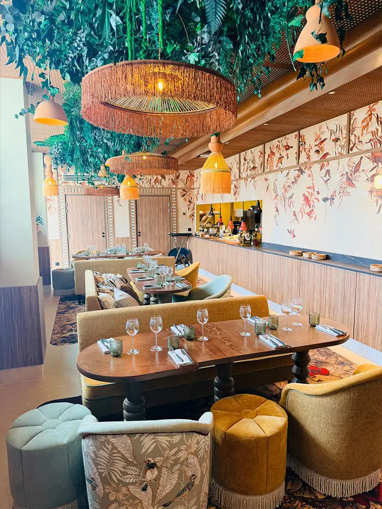 restaurant pica pica plafond en végétaux stabilisés